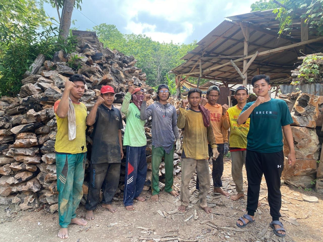 Kelompok Masyarakat Pengrajin Kayu Jati Asri Bojonegoro Serukan Pilkada Jatim Damai