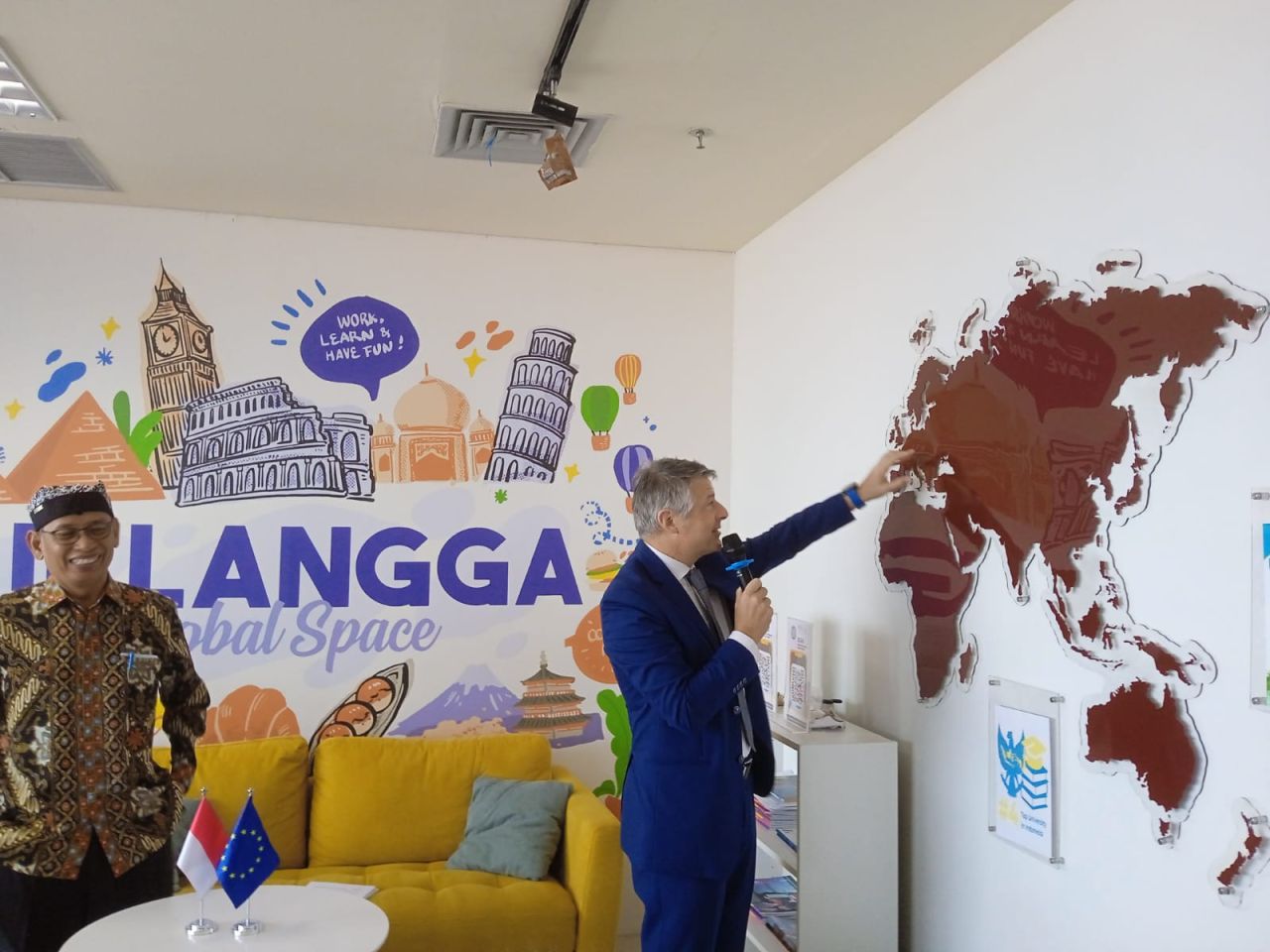 H.E. Denis Chaibi saat memberikan penjelasan terkait kerjasama