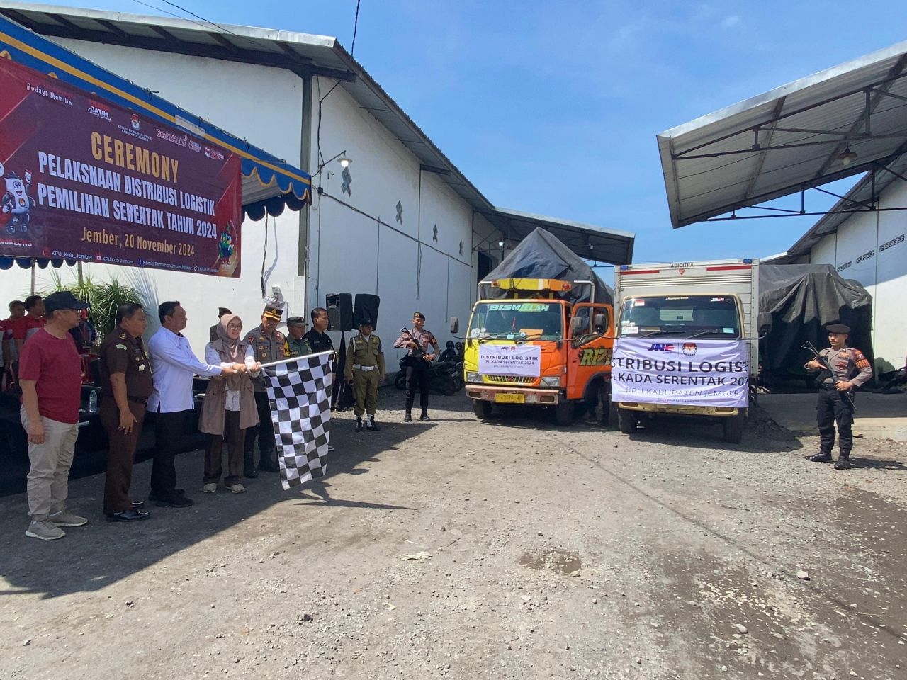 Distribusi logistik Pilkada di Jember
