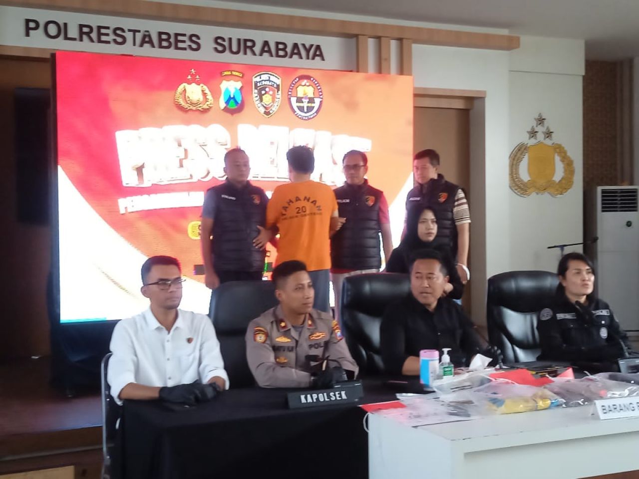 Polrestabes Surabaya saat memberikan keterangannya terkait kasus pembunuhan