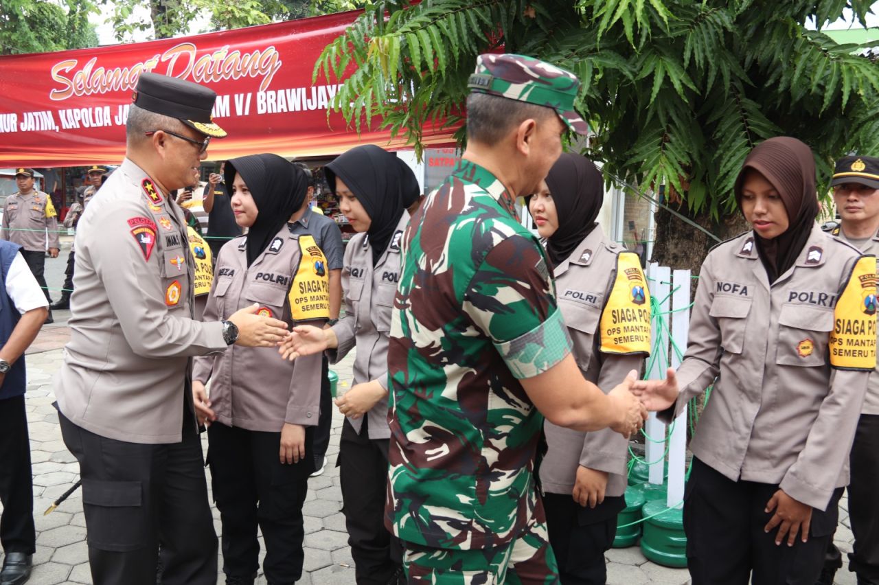 Pangdam Brawijaya bersama rombongan saat kunjungan ke daerah