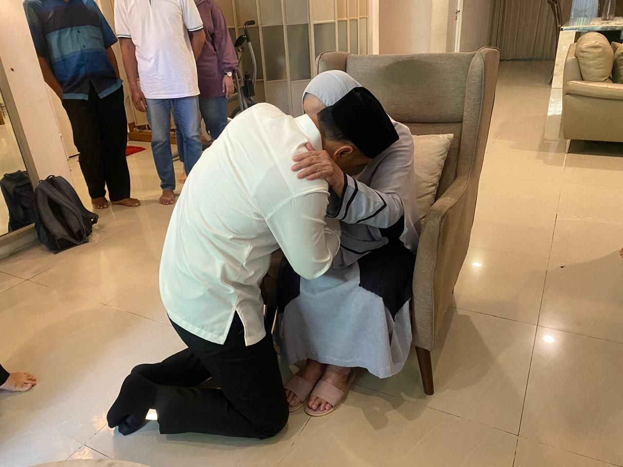 Eri Cahyadi Sungkem ke Orang Tua Sebelum Menggunakan Hak Suaranya