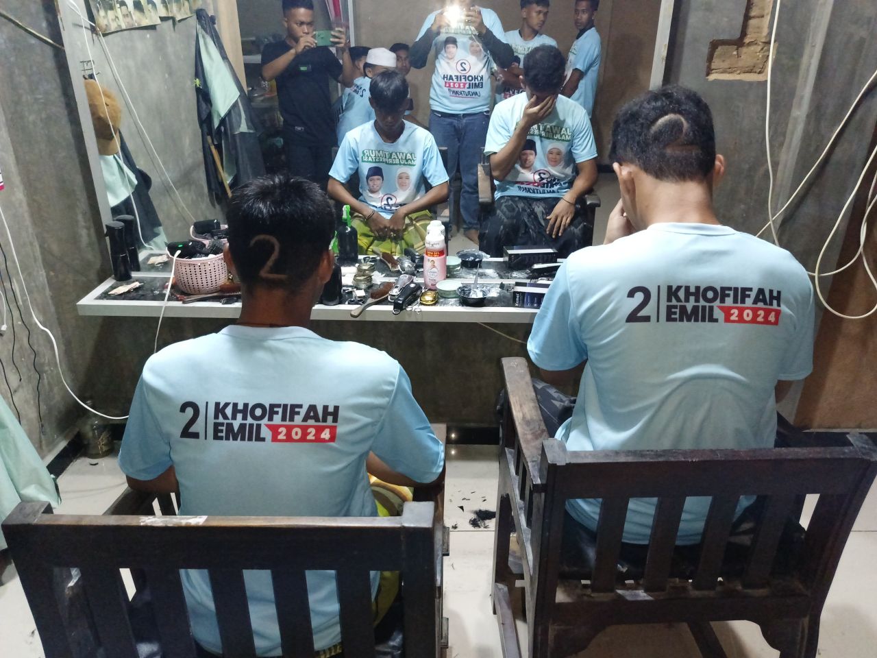 Relawan Bunda di Bawean saat merayakan kemenangan Khofifah-Emil