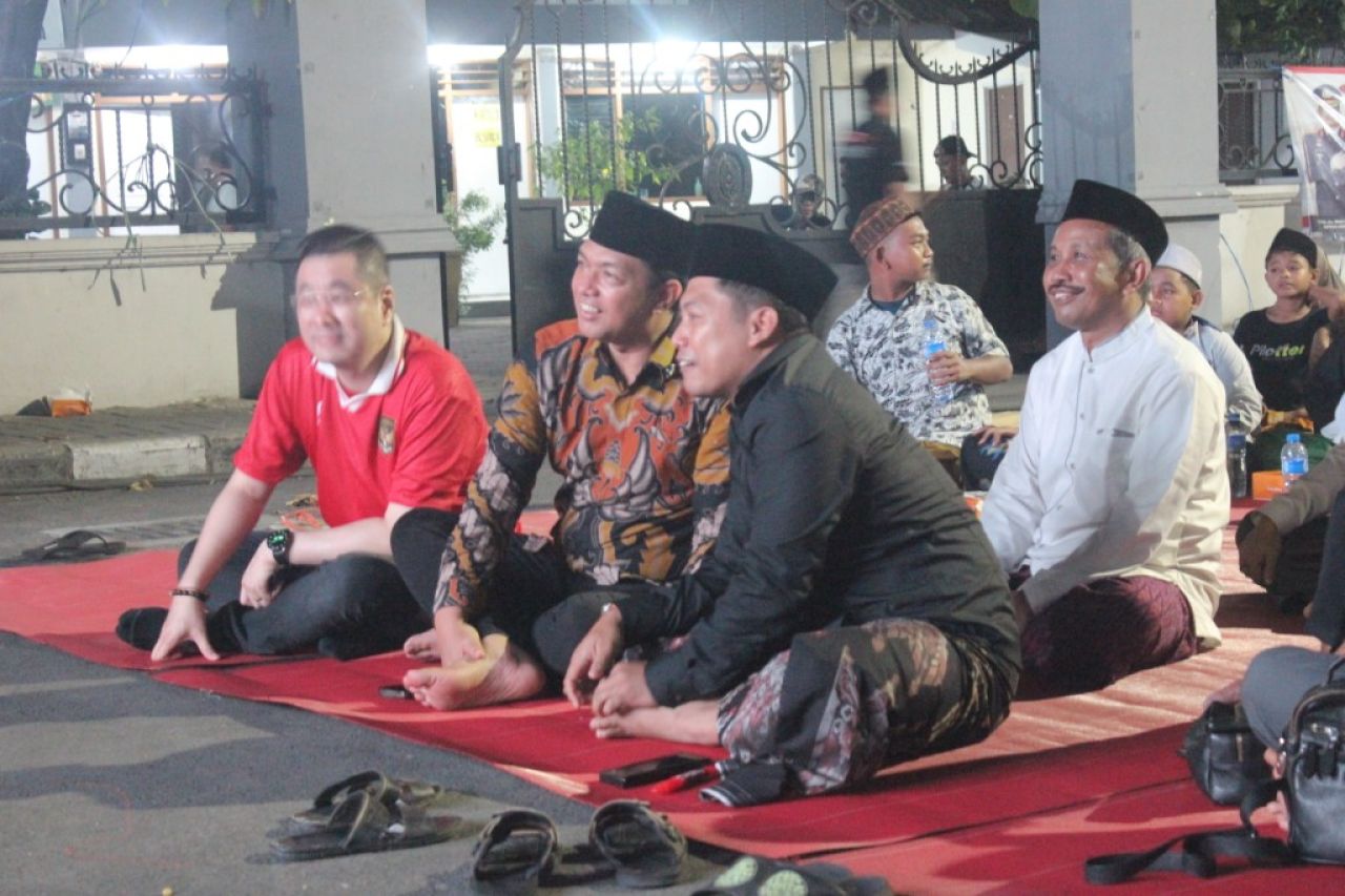Gus Hans (tengah) memakai bersama Cak Ghoni (kanan)