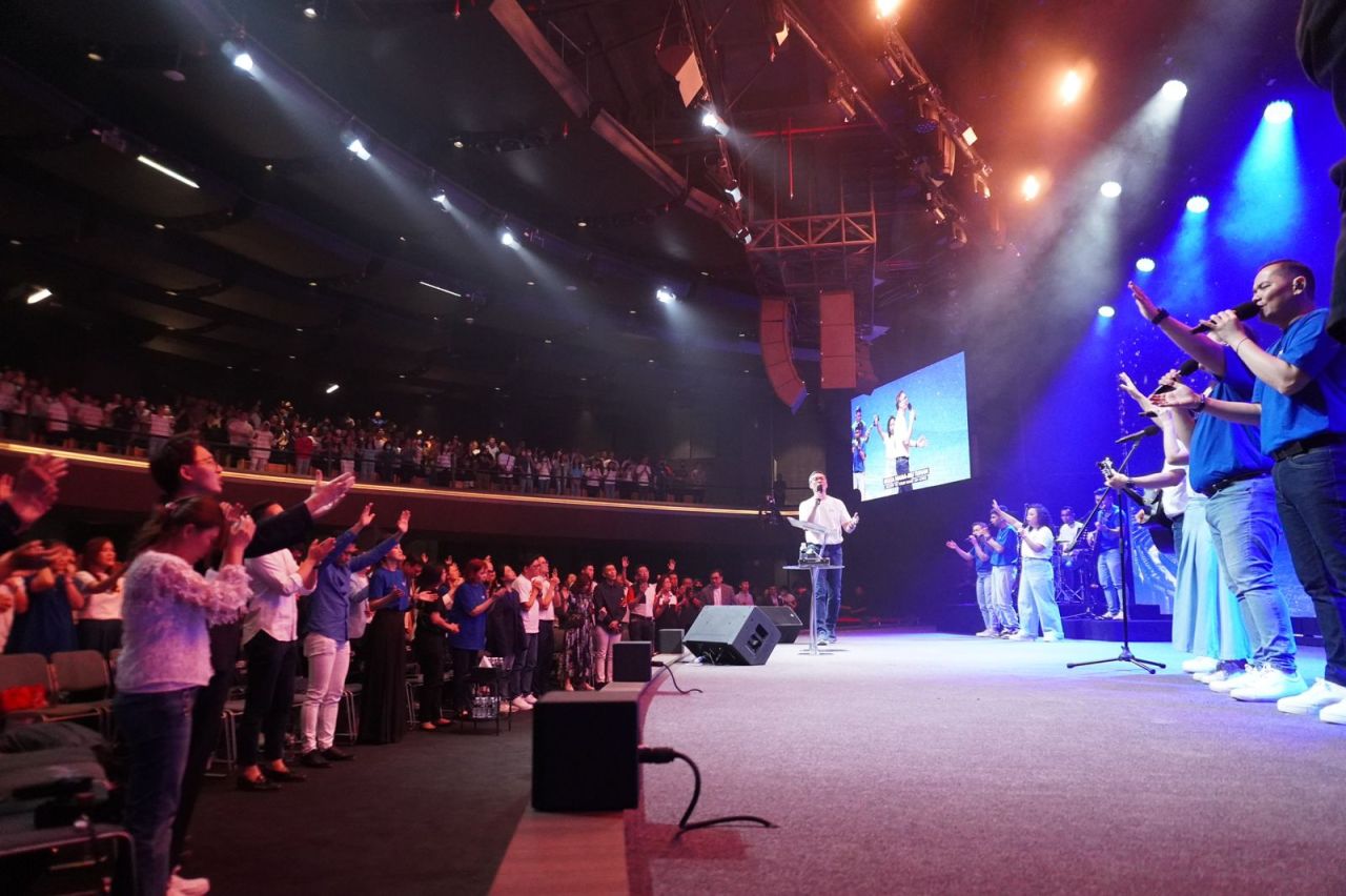 Sukacita Ibadah Perdana GMS Surabaya Timur di Pakuwon City Mall 3