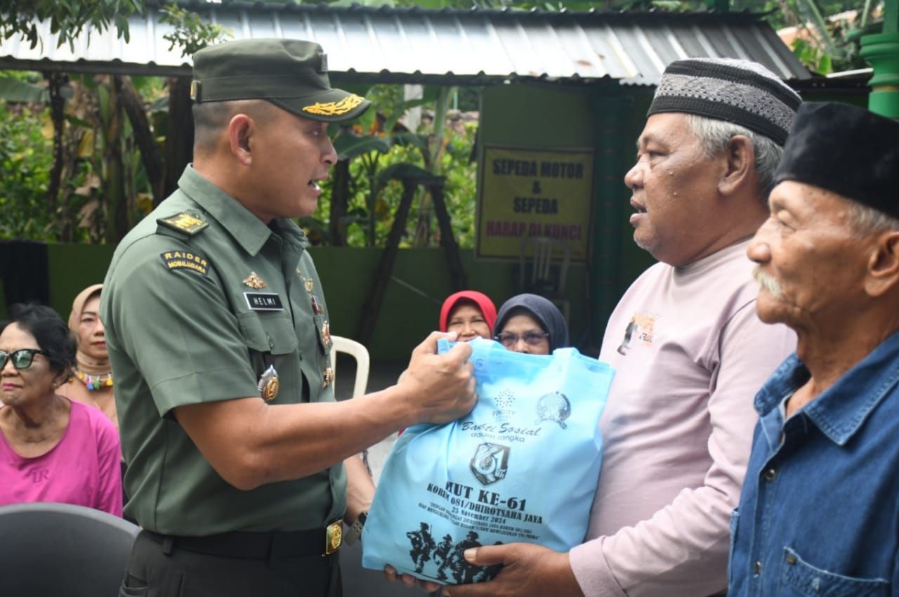 Kasrem DJS memberikan bantuan kepada Warakawuri dan Purnawirawan