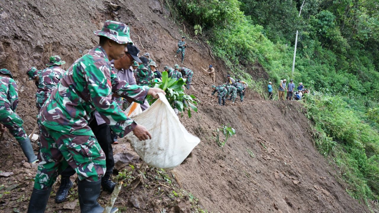 Prajurit TNI bersihkan longsor