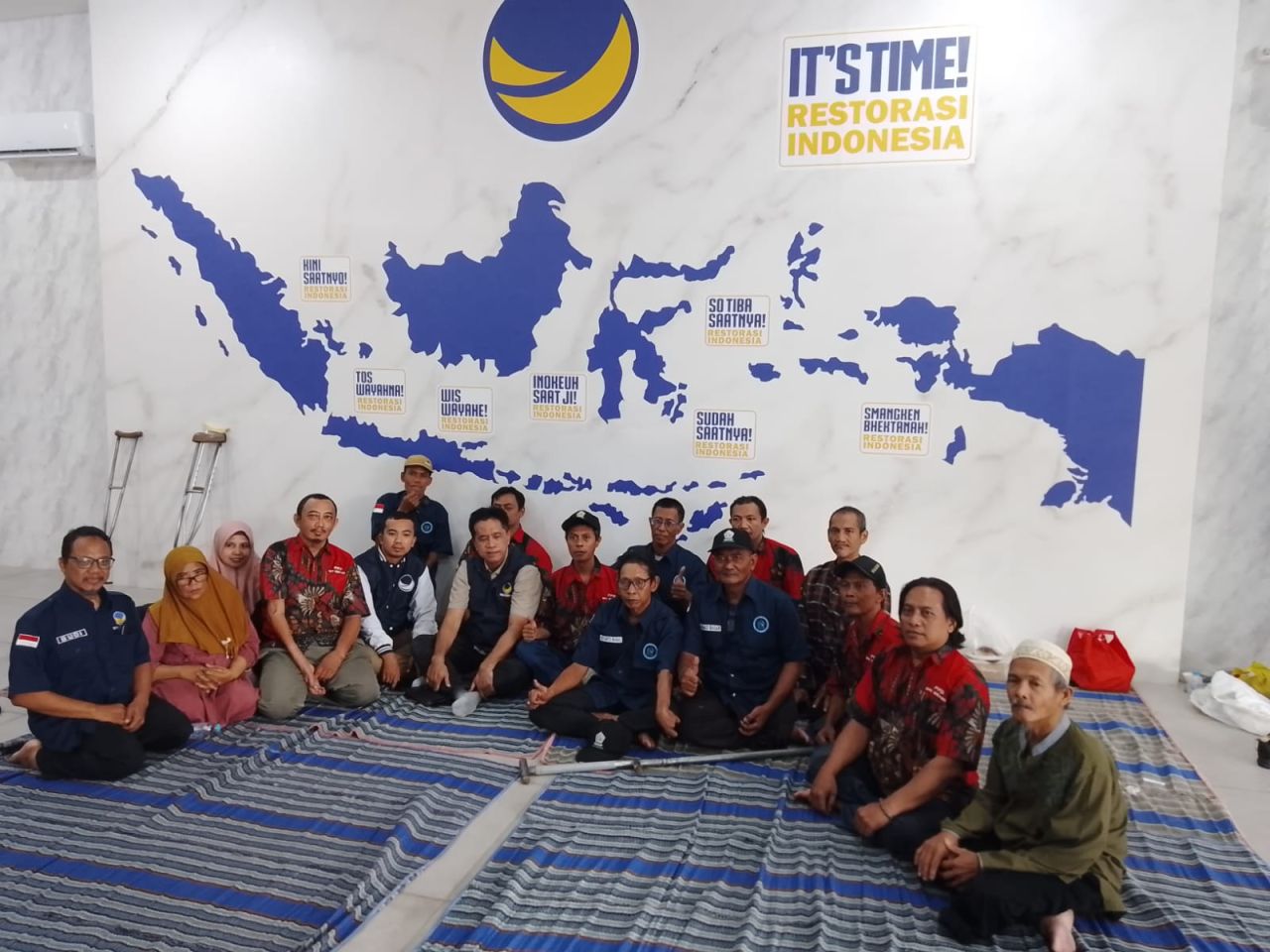 Imam Syafi'i bersama Para Penyandang Disabilitas yang bertempat di Kantor DPW Nasdem Jatim