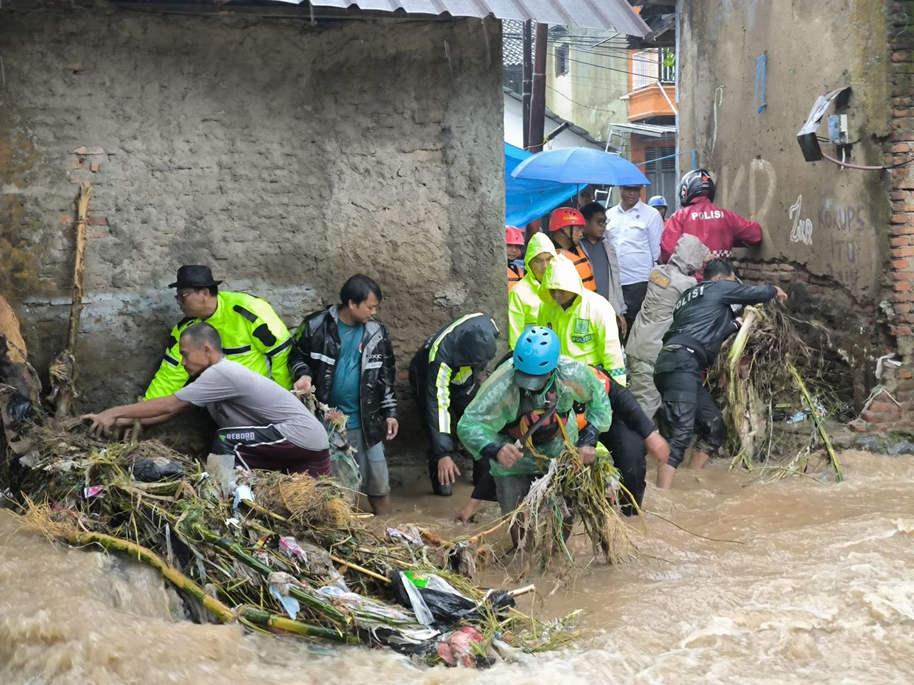 Polri evakuasi warga dari banjir bandang