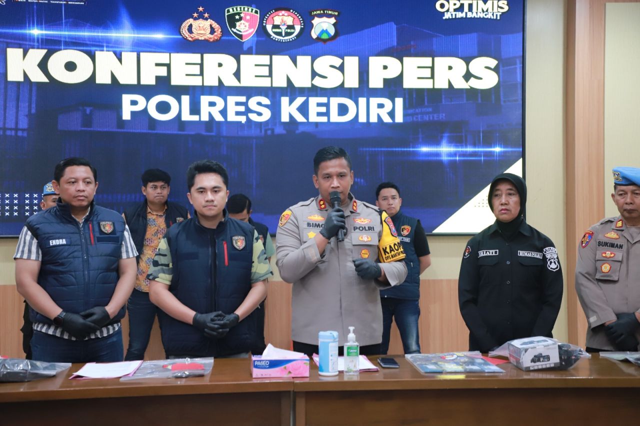 Polres Kediri menyampaikan dugaan kasus pembunuhan satu keluarga