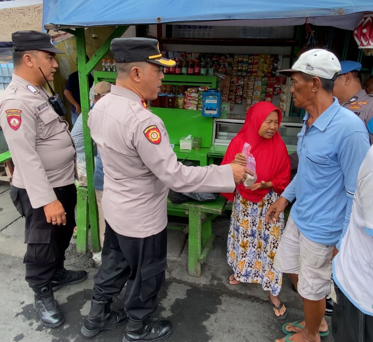 Aksi Sosial, Polsek Simokerto Borong Esteh 60 Bungkus Bagikan kepada Warga