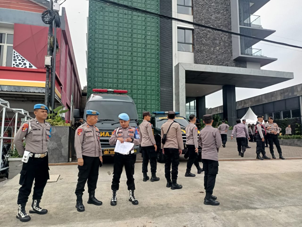 Pastikan Keamanan Logistik, Polisi Kawal Ketat Pengiriman Rekapitulasi Suara Pilgub Jatim