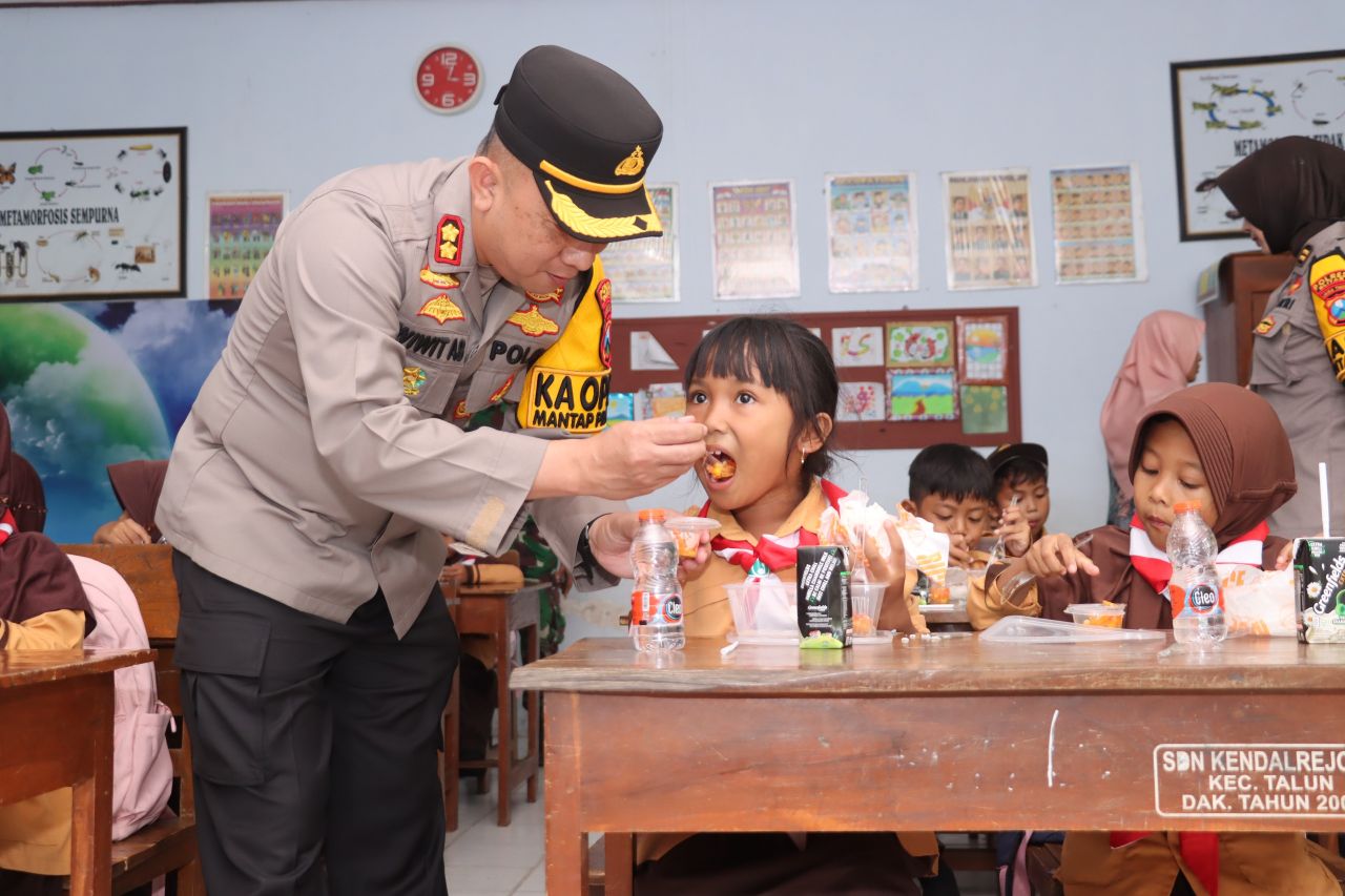 Dukung Asta Cita, Polres Blitar Bagikan Makan Bergizi Gratis di Sekolah