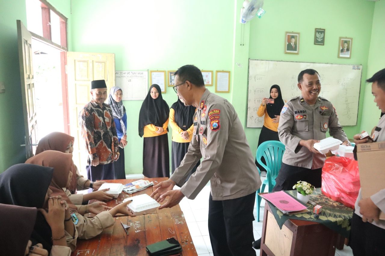 Polres Probolinggo bagikan makanan bergizi ke MTs Darun Najah
