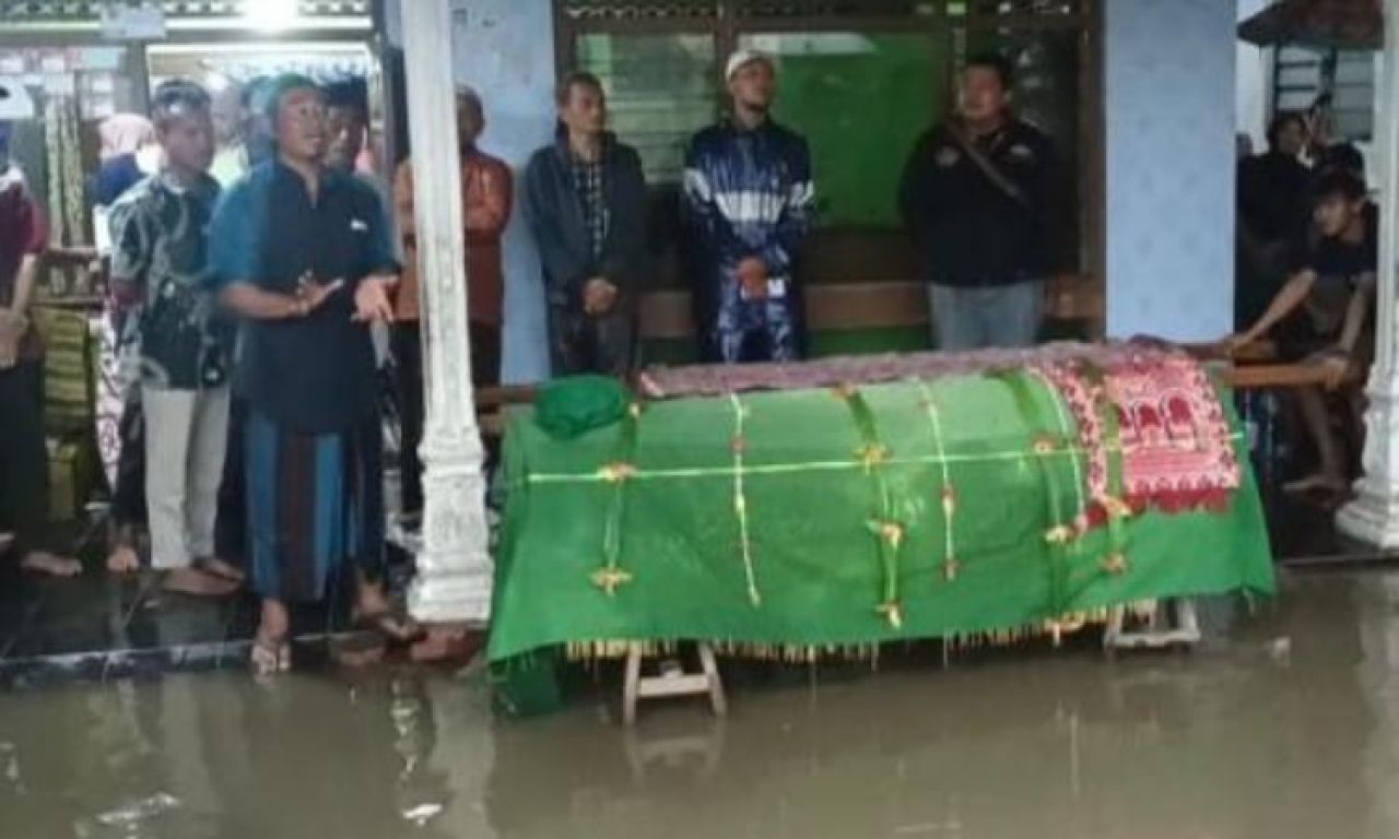 Pemakaman Bocah Tewas dalam Karung di Pemalang Diiringi Hujan Deras dan Banjir 