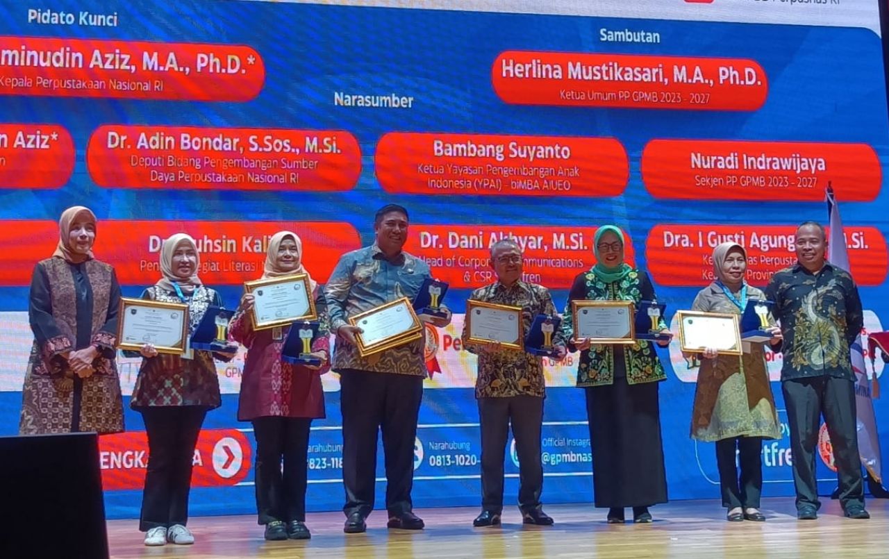 Dedikasi Tingkatkan Literasi Disperpusip Jatim Terima Penghargaan Sandya Pradipta dari PP GPMB