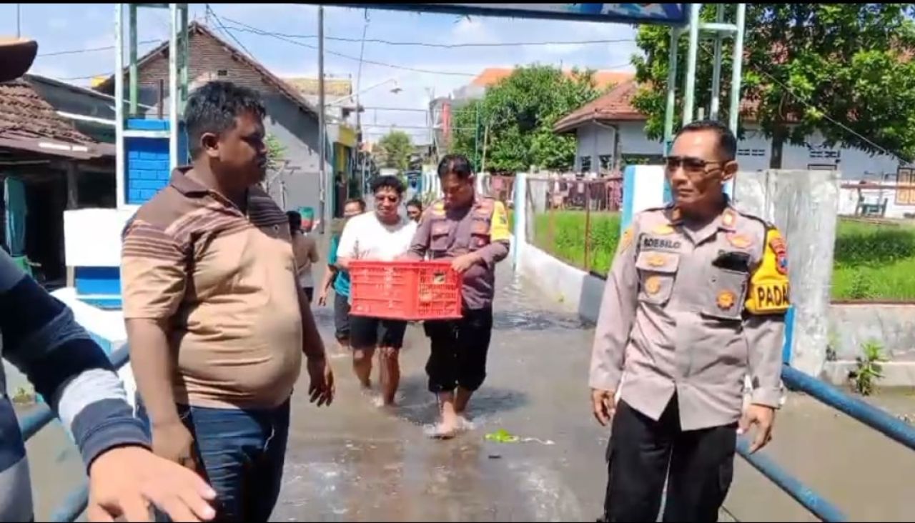 Polisi beri bantuan warga terdampak banjir