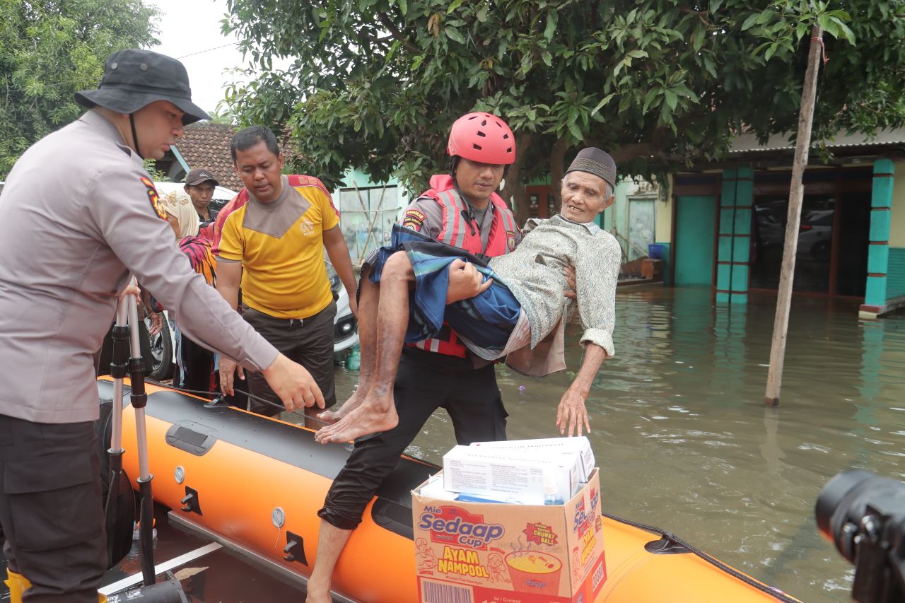 Polisi Evakuasi dan Salurkan Bantuan bagi Korban Banjir di Mojokerto