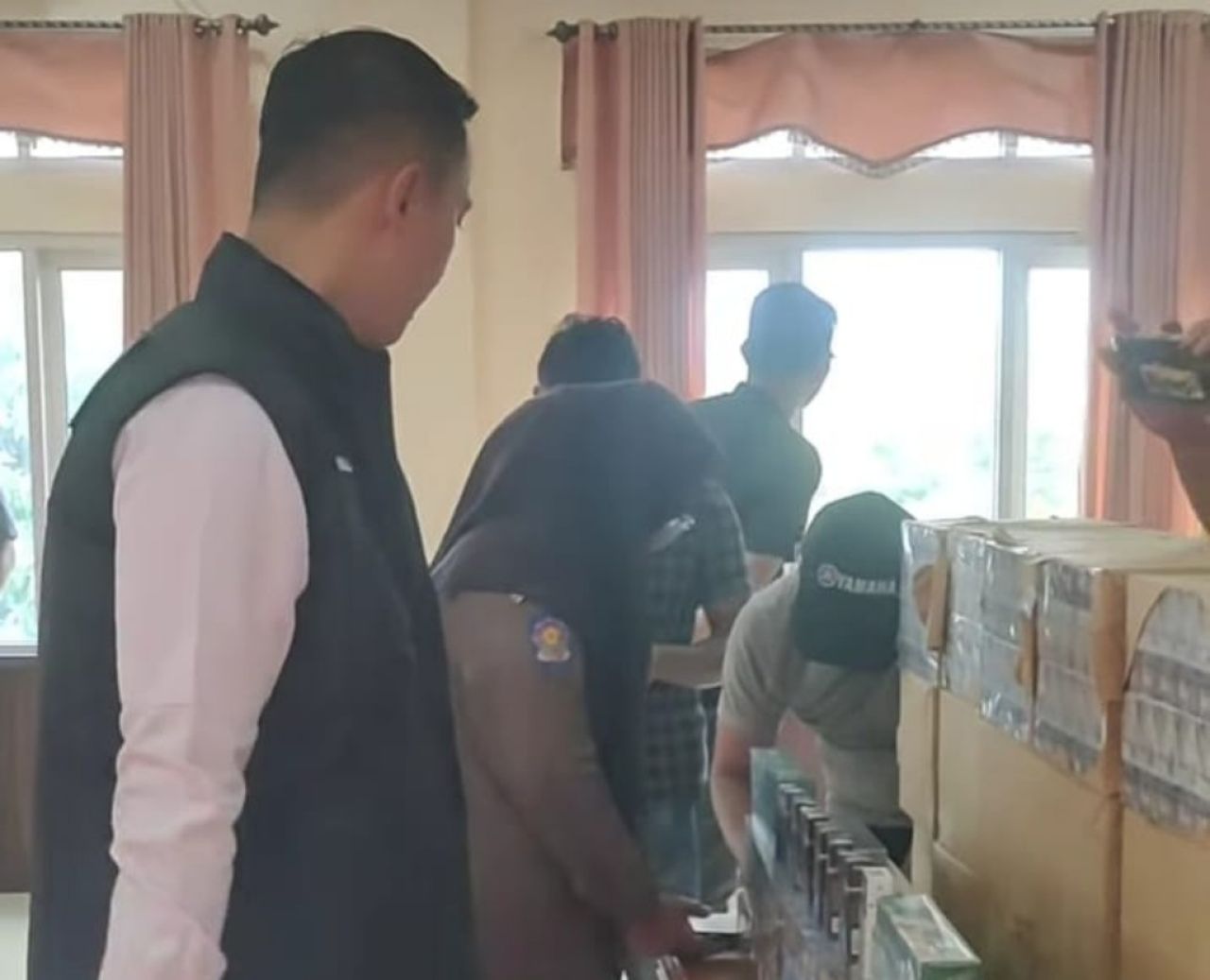 Satpol PP Majalengka saat sita ribuan rokok ilegal