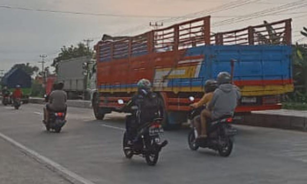 Truk besar melintas di jalan dalam kota Pekalongan