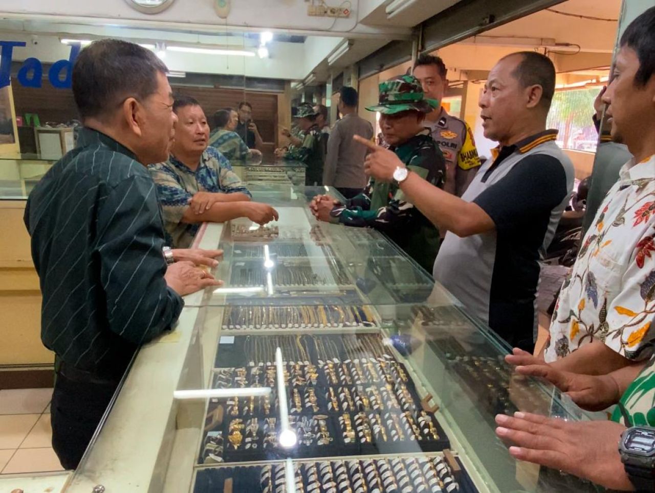 Ciptakan Lingkungan Nyaman Tiga Pilra Simokerto Bersih-bersih Pasar Tambakrejo