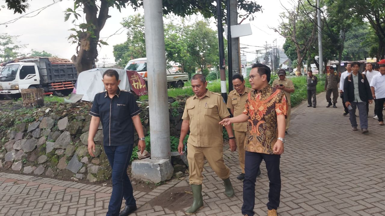 Arif Fathoni (batik) saat sidak