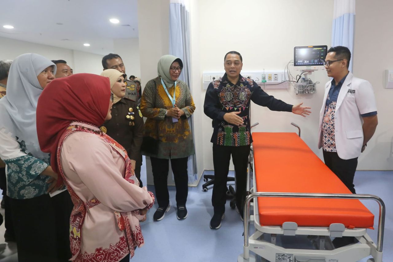 Eri Cahyadi saat mengecek kesiapan RSUD Surabaya Timur