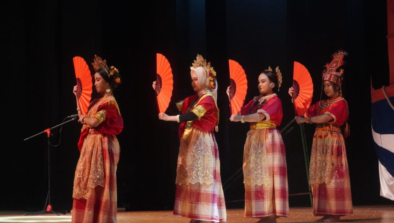 Perkenalkan Budaya, IKAMI Sulsel Surabaya Tampilkan Teater Passompe II Episode Annyorong Lopi