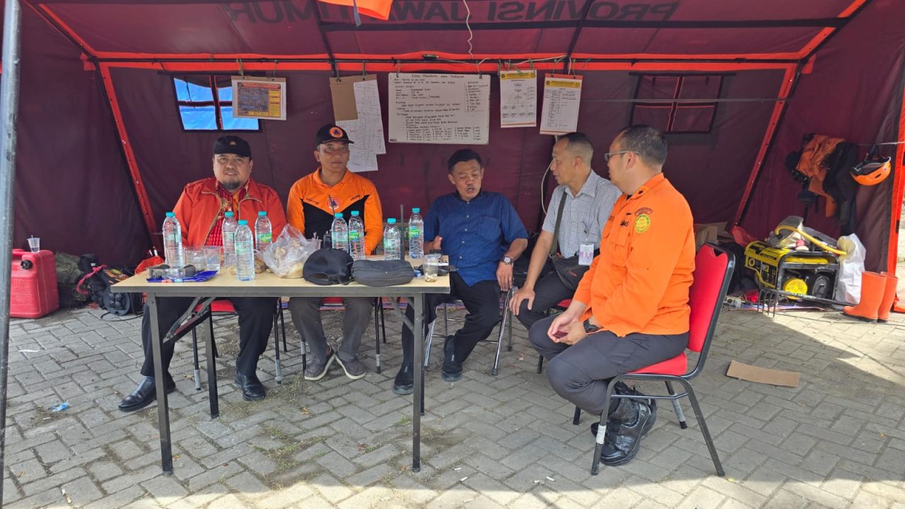 Bang Jo (kiri) saat ikut turun melakukan pencarian Balita