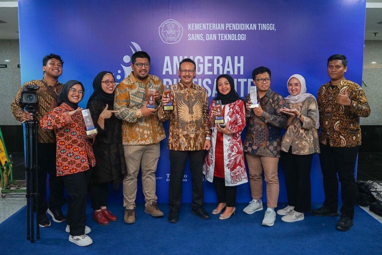 Direktorat Humas Unesa Raih 4 Penghargaan