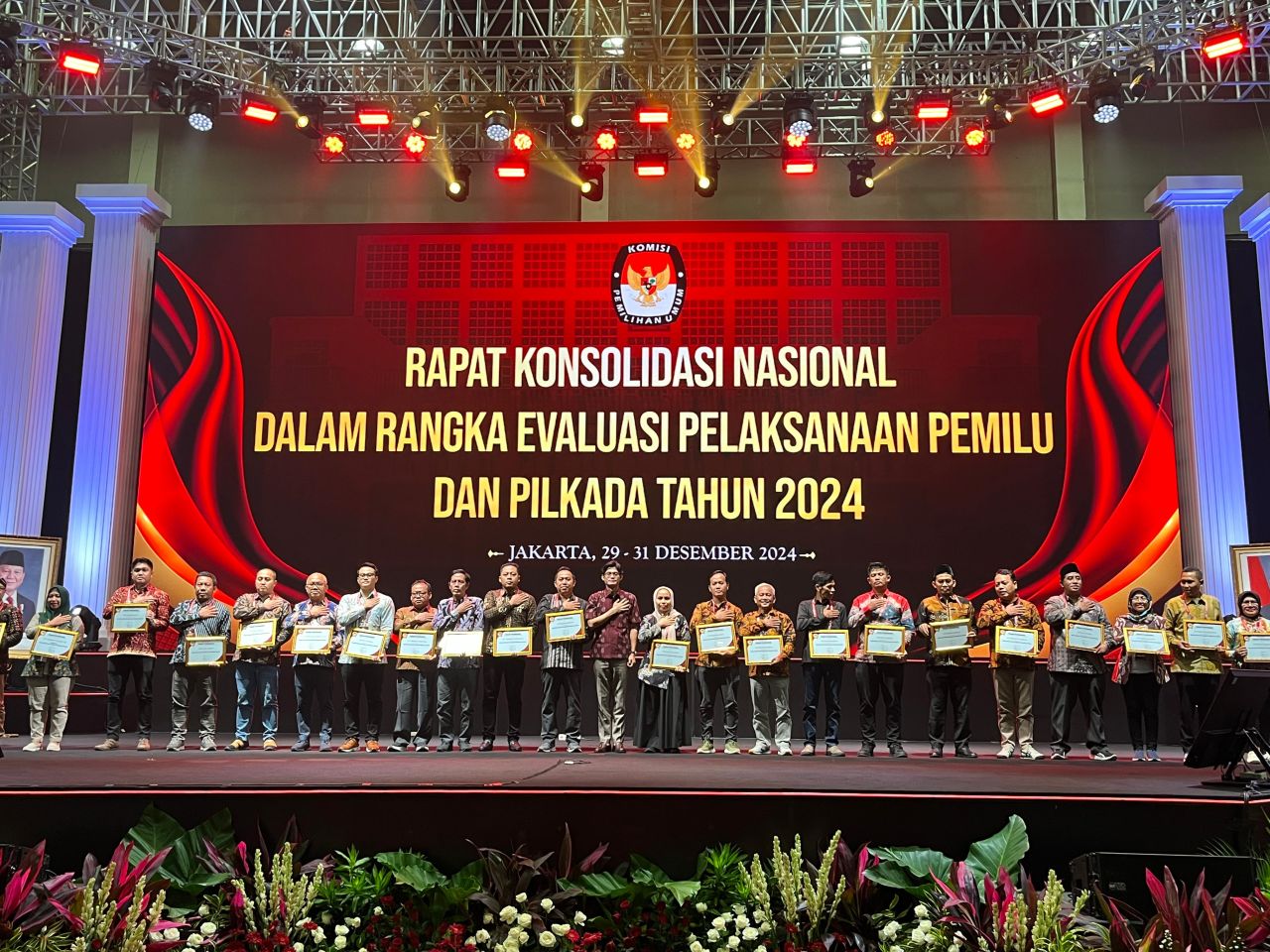 KPU Surabaya saat dapat penghargaan rapat evaluasi pelaksanaan Pemilu dan Pilkada serentak Tahun 2024