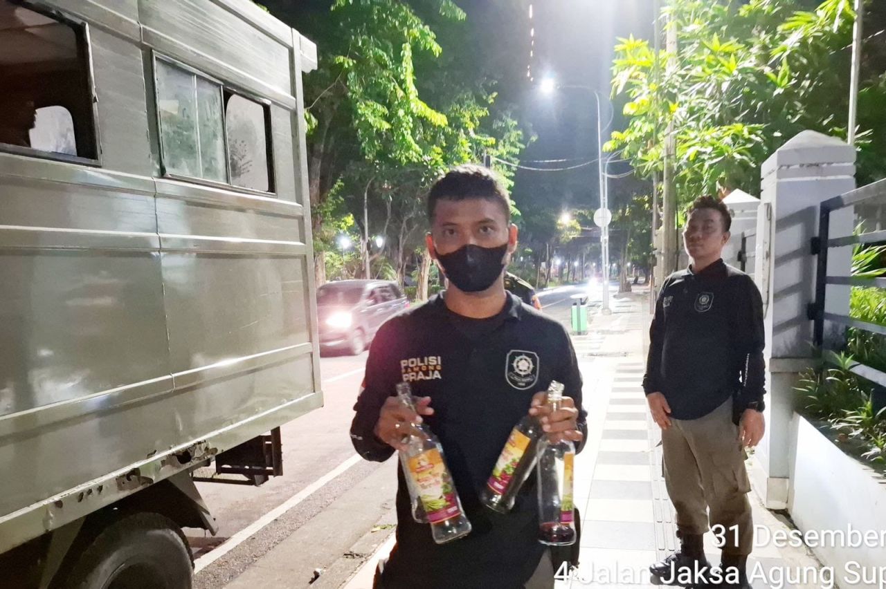 Satpol PP Surabaya Amankan Belasan Muda-Mudi Pesta Miras di Bawah Jembatan Suramadu