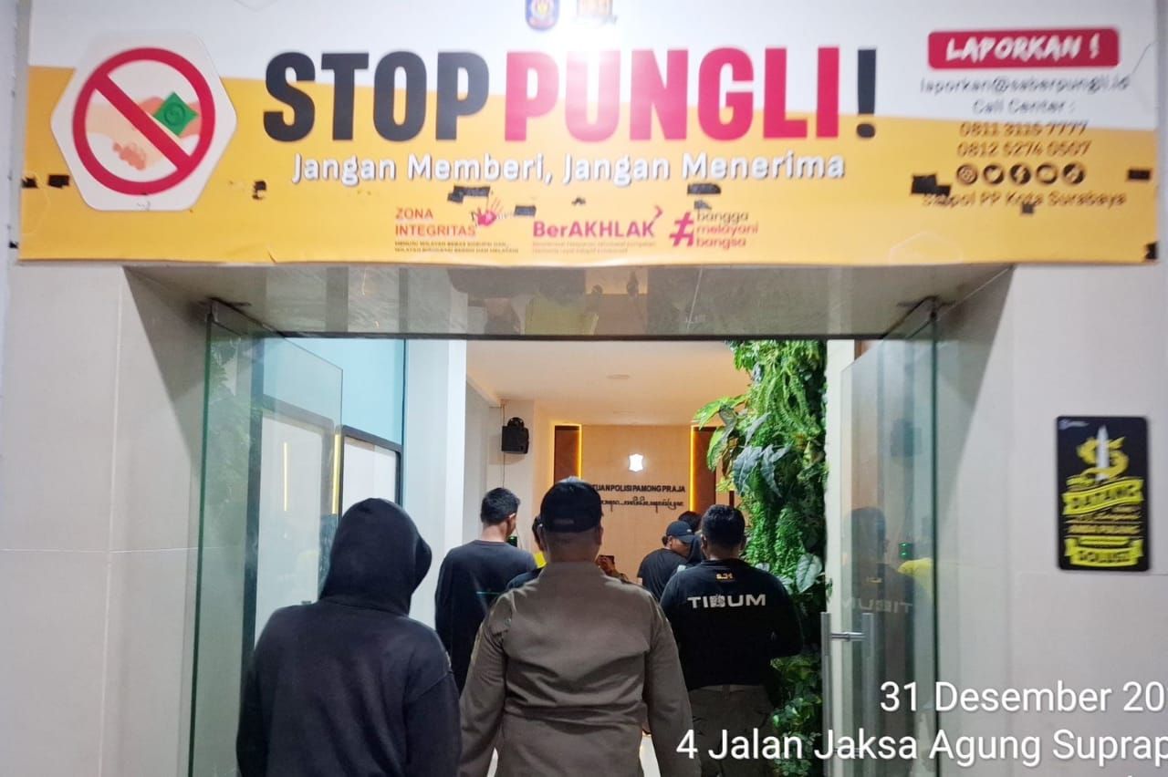 belasan muda-mudi dibawa ke Kantor Satpol PP usai Operasi Yustisi di kawasan Jembatan Suramadu