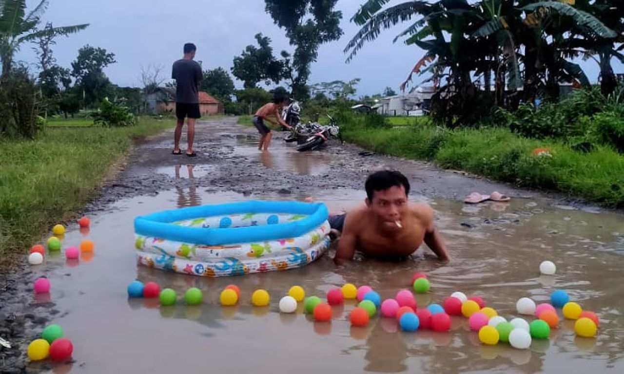 Hanya Ada di Pemalang, Wahana Mandi Bola Berada di Jalanan yang Rusak