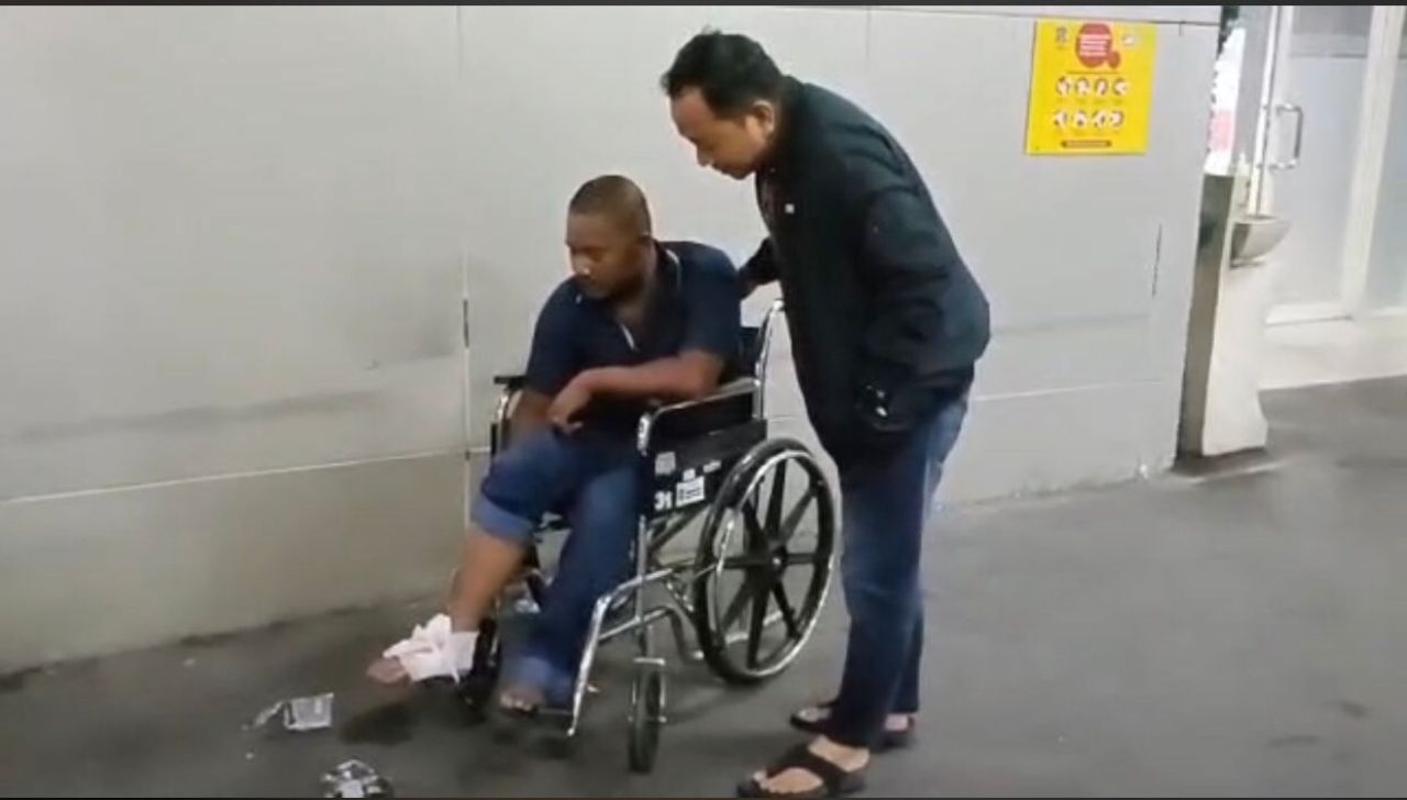 Abdul Malik saat membantu warga yang ingin berobat di RSUD Soewandie