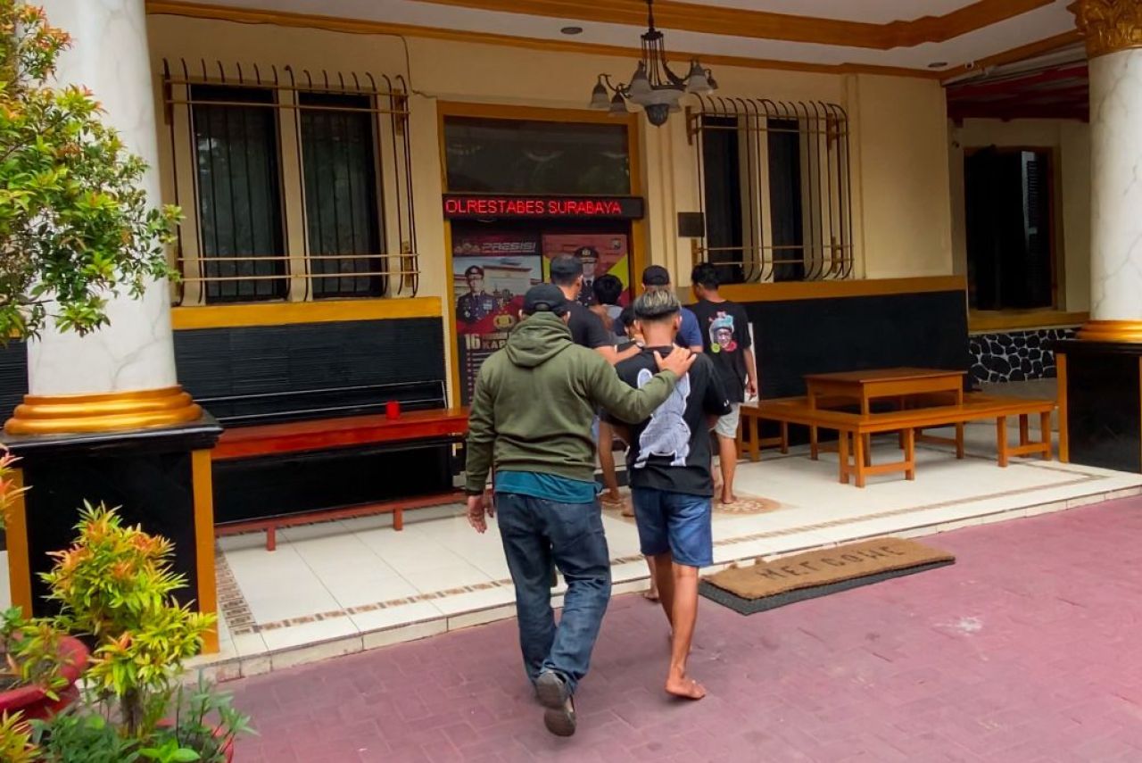 Polsek Simokerto saat mengamankan terduga pelaku curanmor dan judol