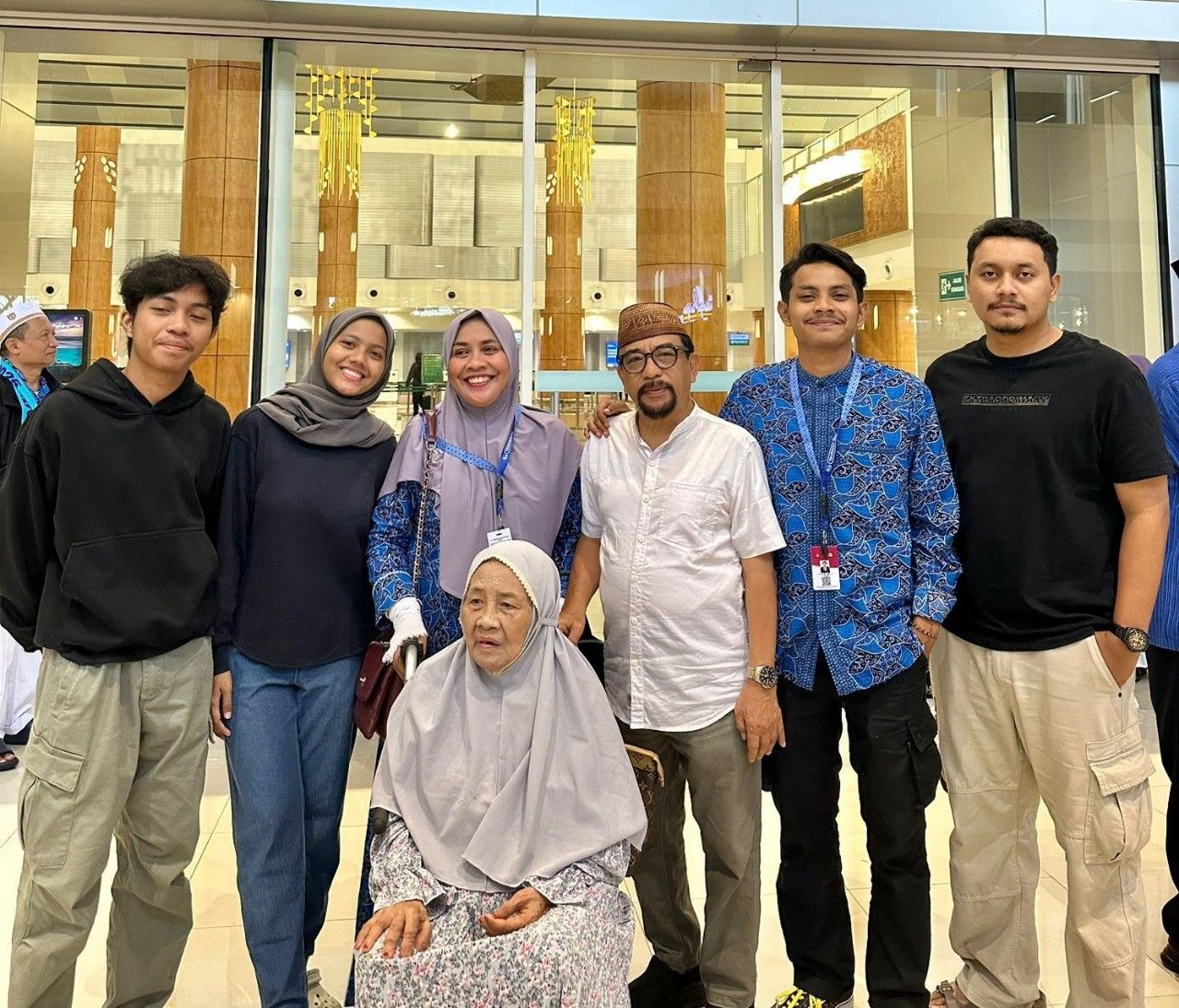 Ibunda Wafat, Rektor Unitomo Tulis Pesan Rindu dari Tanah Suci: “Ada Ayat Cinta untuk Ibunda”