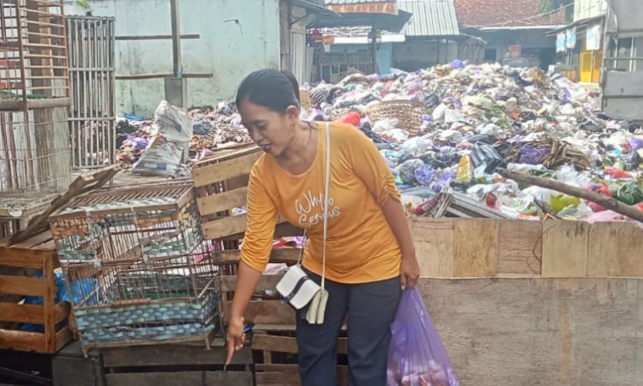 Tumpukan sampah di Pasar Comal Pemalang