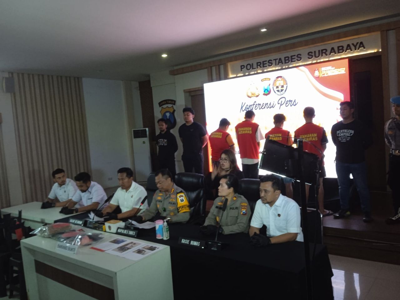 Konfrensi pers Polrestabes Surabaya
