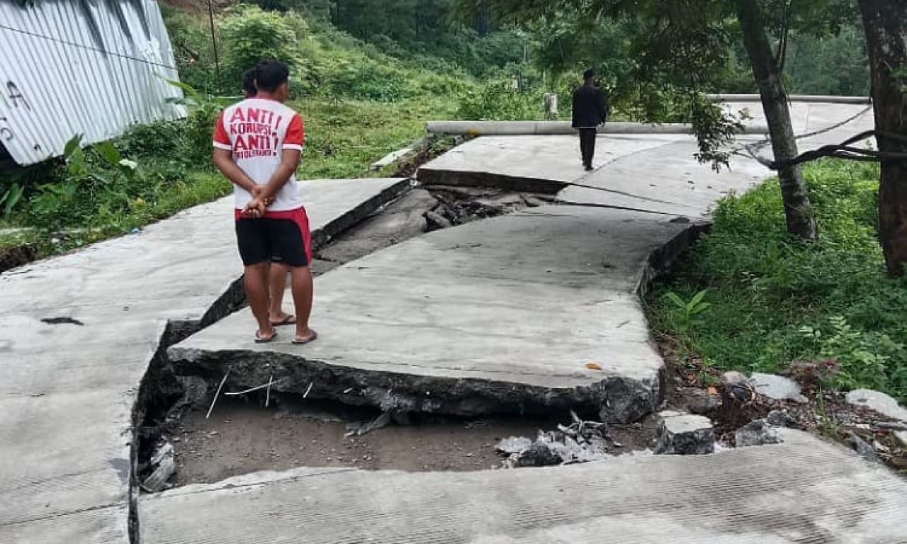 Akses Jalan di Desa Wisnu Pemalang Amblas Akibat Longsor, Warga Terisolasi