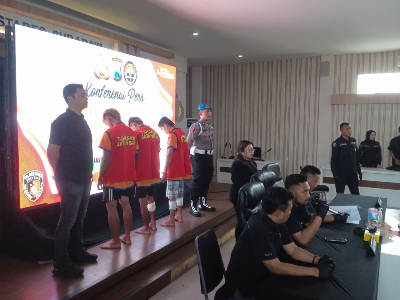 Polrestabes Surabaya saat konfrensi pers