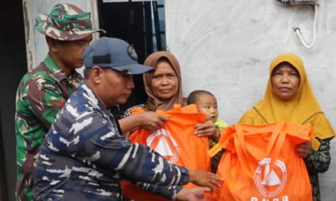 LANAL Tegal Bagikan Obat -obatan dan Sembako Kepada Warga Terdampak Tanah Longsor Pekalongan