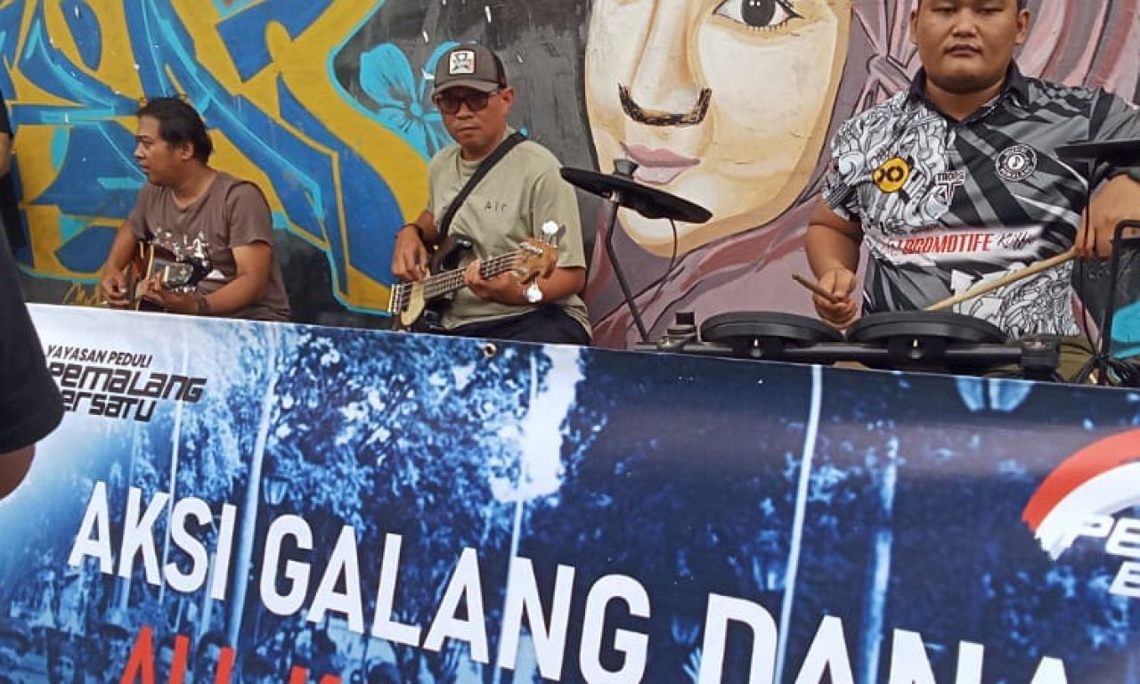 Aksi penggalangan dana untuk tanah longsor dan banjir