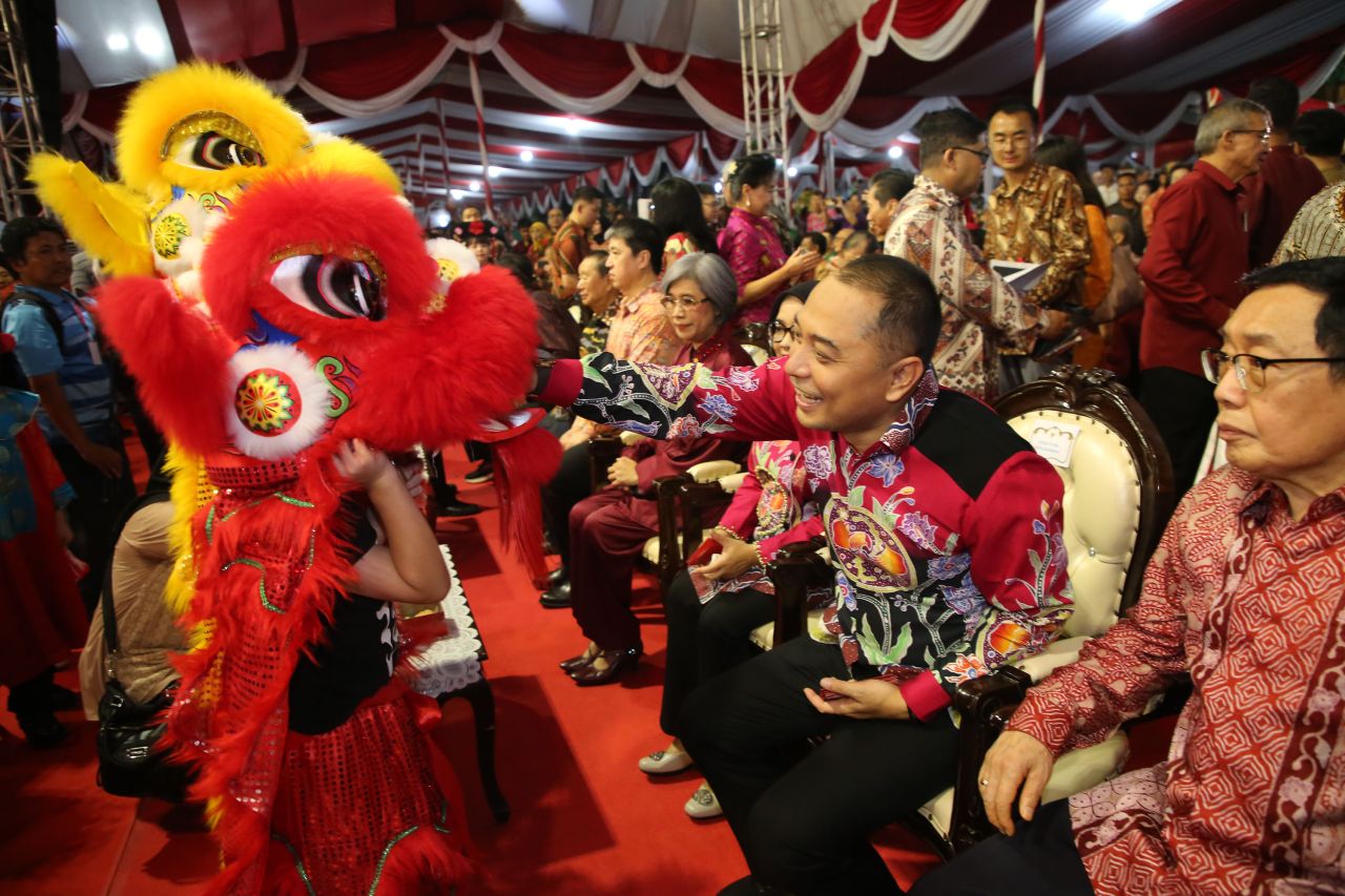 Perayaan Malam Cap Go Meh Nusantara 2025 di halaman Balai Kota Surabaya