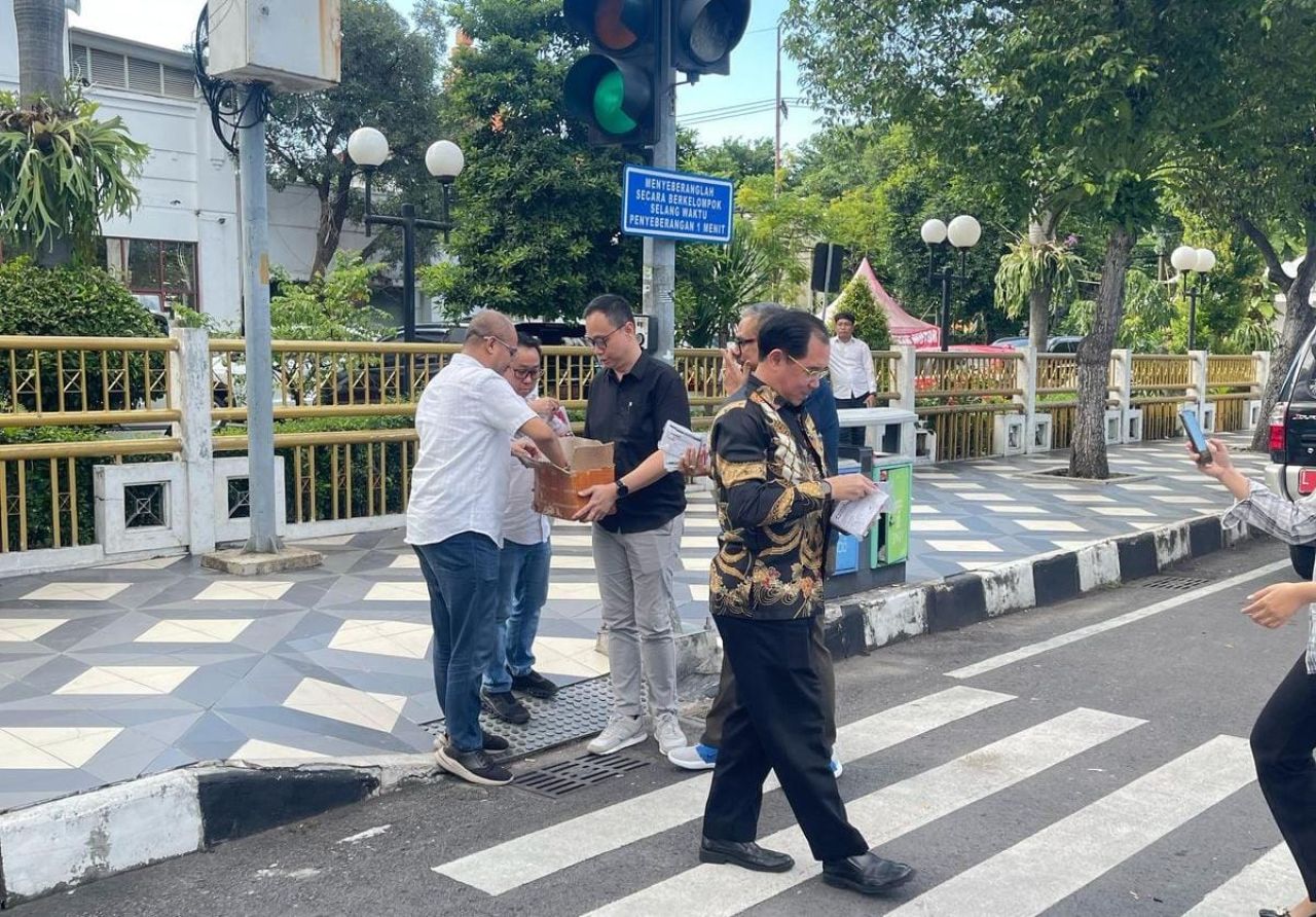 Alihkan Dana Karangan Bunga, PSI Surabaya Bagikan 100 Gembok Cakram