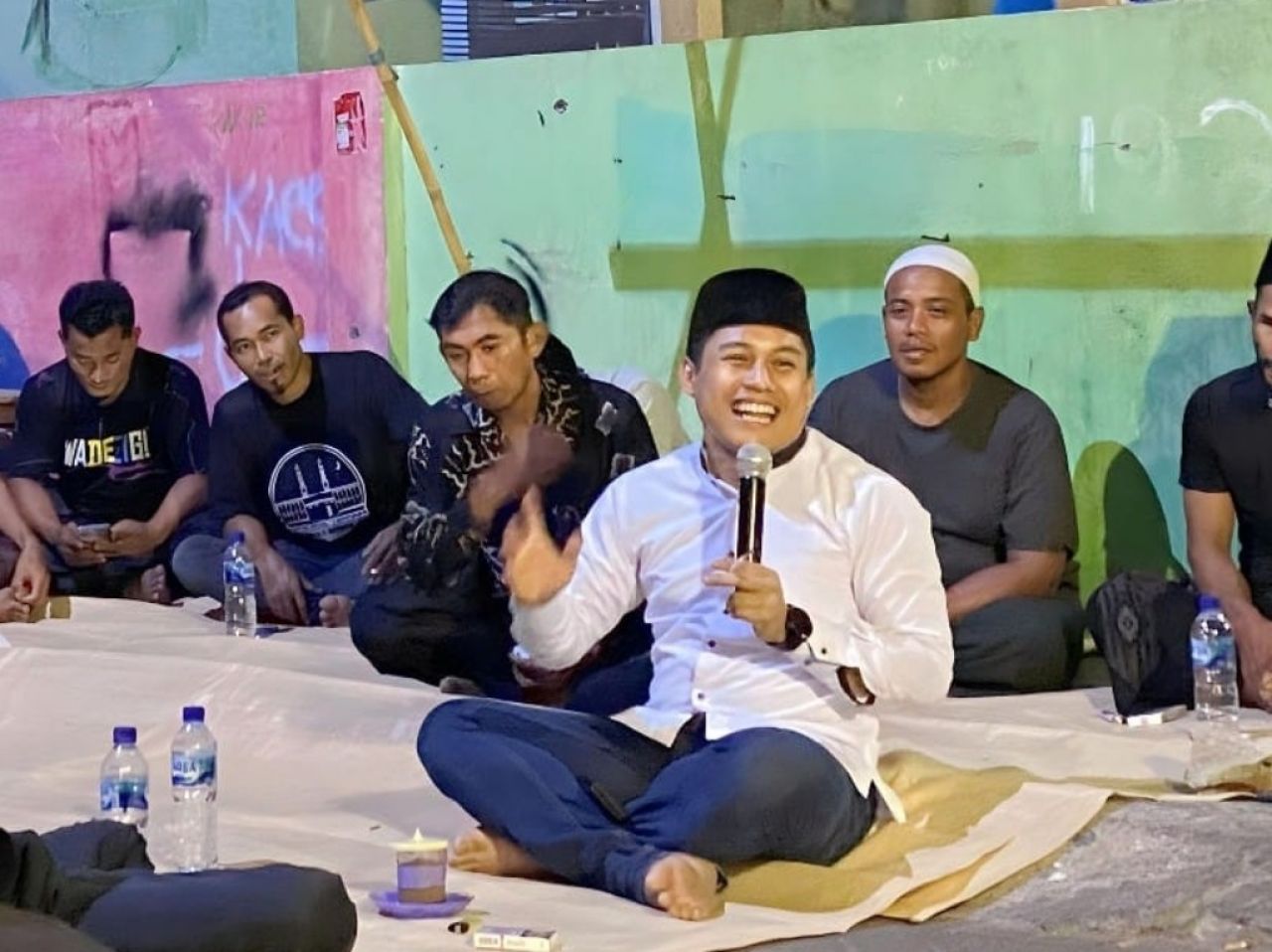 Cak Ghoni bersama warga