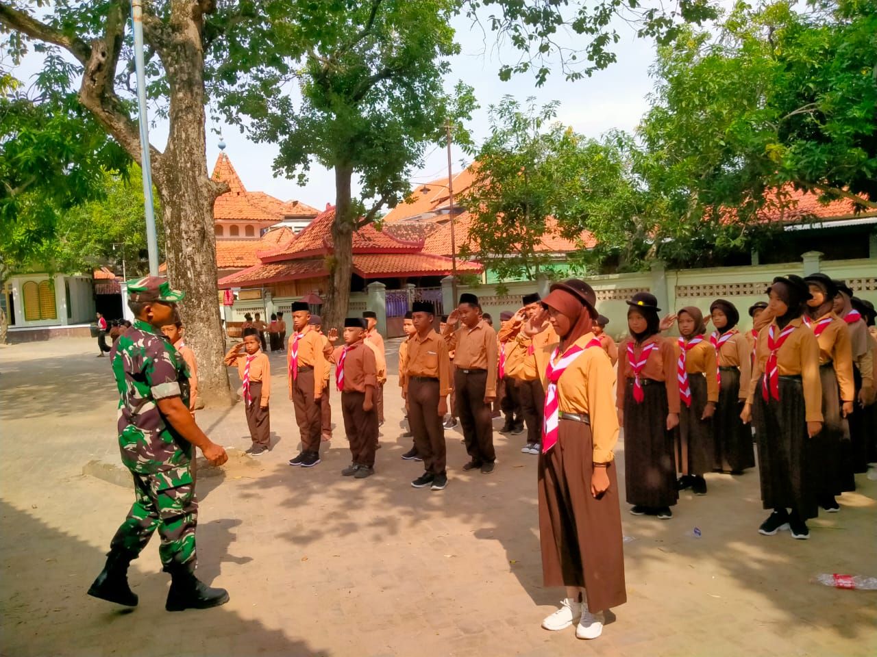 Tumbuhkan Jiwa Patriotisme Serka Irpani Berikan Wawasan Kebangsaan di Ponpes Attahririyah