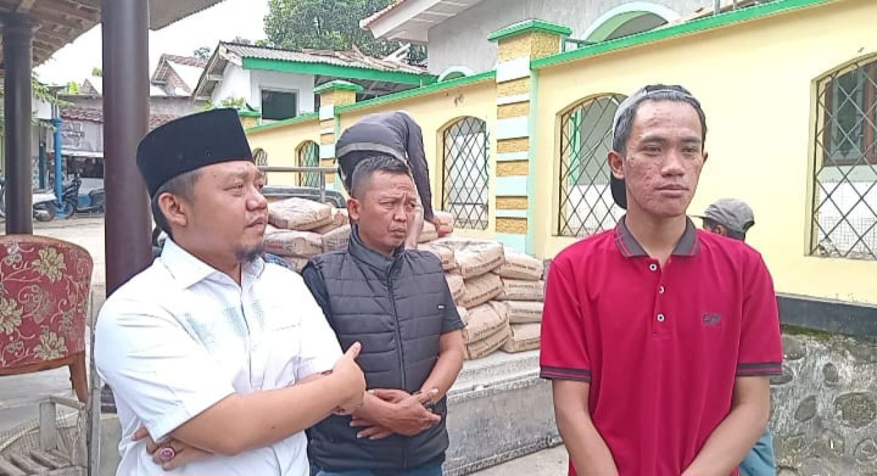 Gus Nawawi bersama warga saat menyerahkan bantuan puluhan semen di Masjid Nurul Barokah, Binakal, Bondowoso