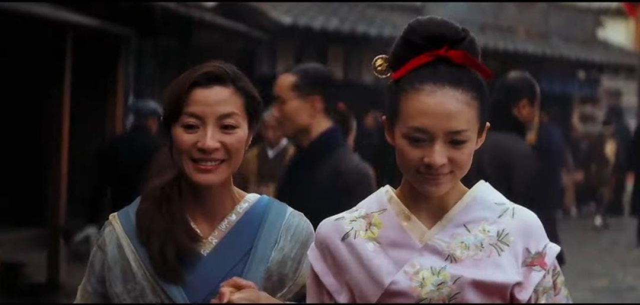 Michelle Yeoh (kiri) dalam film Memoirs of a Geisha