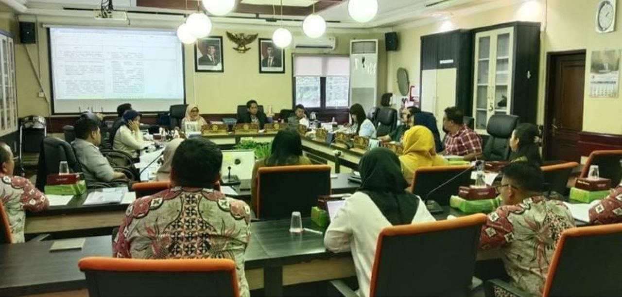 Pansus saat membahas aturan gaji Komisaris Yekape